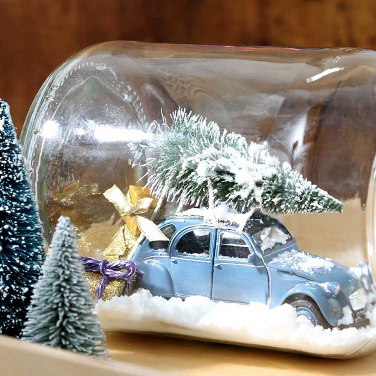 Une boule à neige voyageuse pour la déco de Noël : Femme Actuelle Le MAG