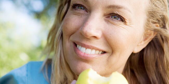 Ménopause : le traitement hormonal protège aussi… les dents !