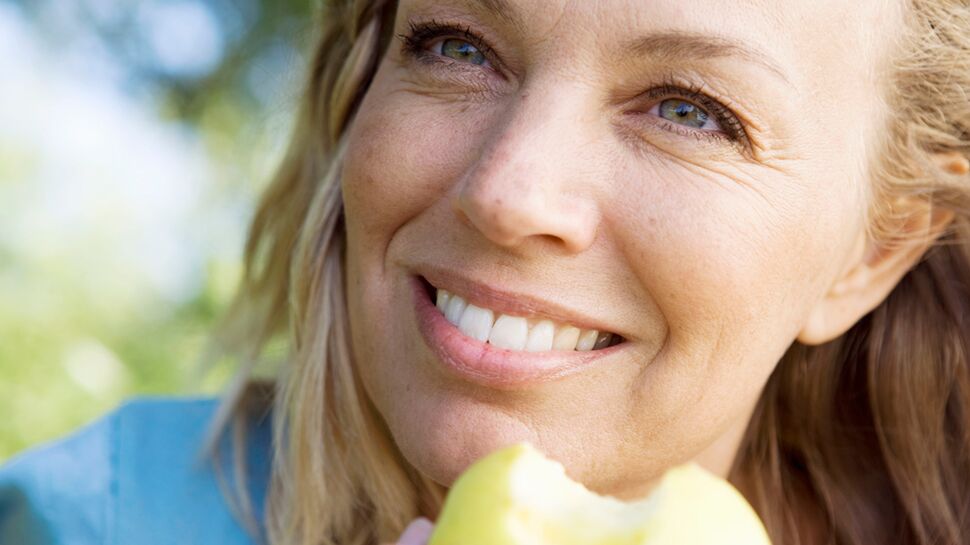 Ménopause : le traitement hormonal protège aussi… les dents !