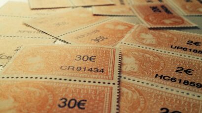 Le traditionnel timbre rouge de La Poste va disparaître : par quoi va-t-il  être remplacé ?