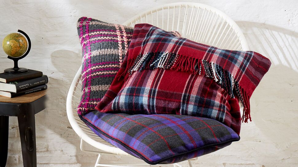 Coussin tricoté au motif écossais
