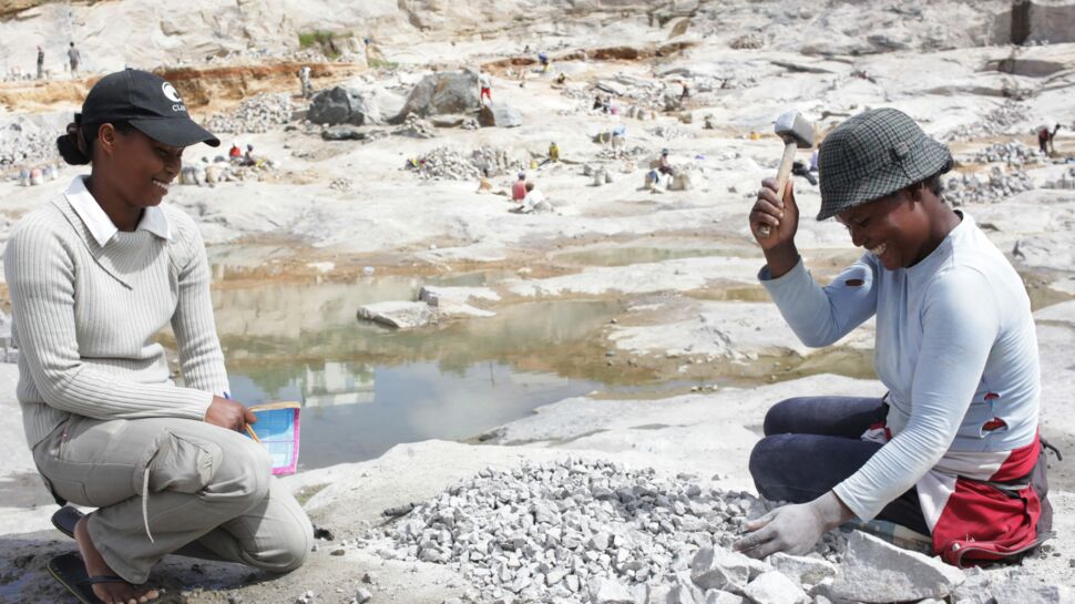 Reportage chez les tailleuses de pierres de Madagascar
