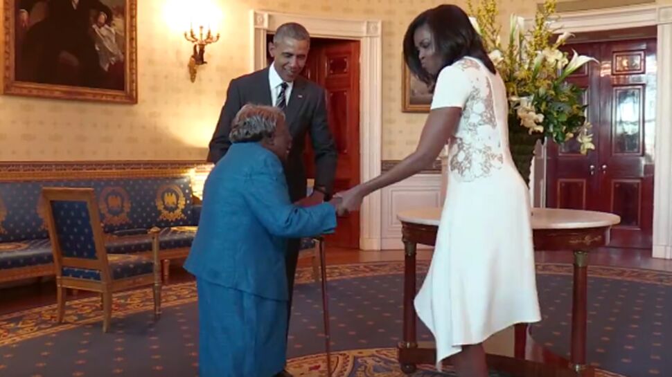 Vidéo : à 106 ans une dame danse de joie en rencontrant le couple Obama