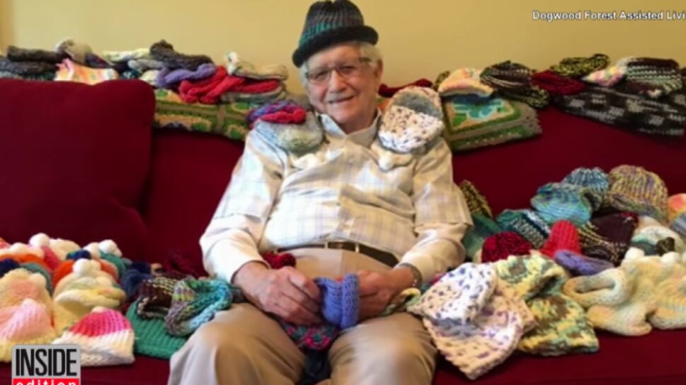 À 86 ans, il apprend à tricoter des bonnets pour les bébés prématurés