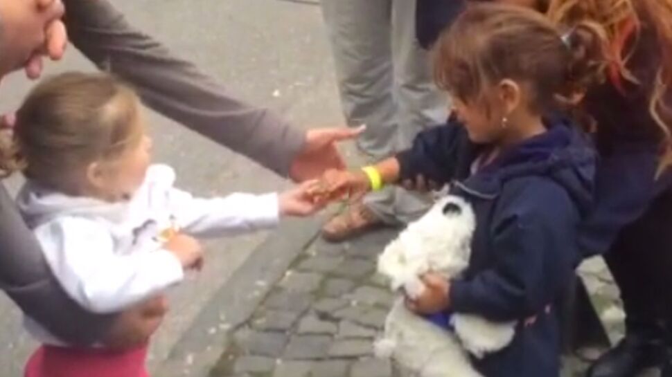 L’accueil touchant d’une fillette allemande à une petite réfugiée syrienne