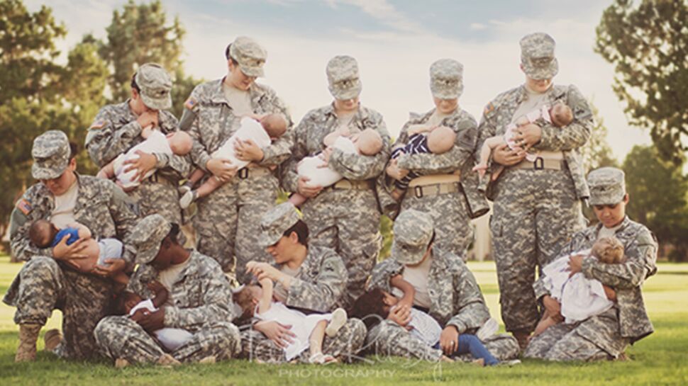 Des femmes militaires américaines prennent la pose pour allaiter leur bébé