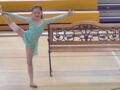Amputée après un accident, une petite fille recommence à danser