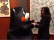 Anne Hidalgo danse avec un panda (en peluche) au Japon