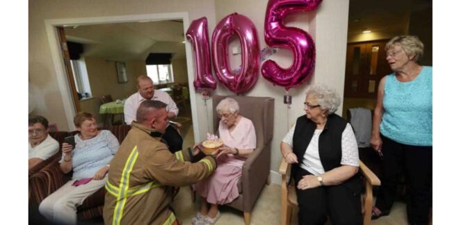 À 105 ans, elle fête son anniversaire avec un pompier tatoué
