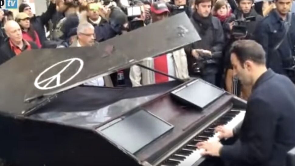 Vidéo : Il installe un piano devant le Bataclan et joue "Imagine"