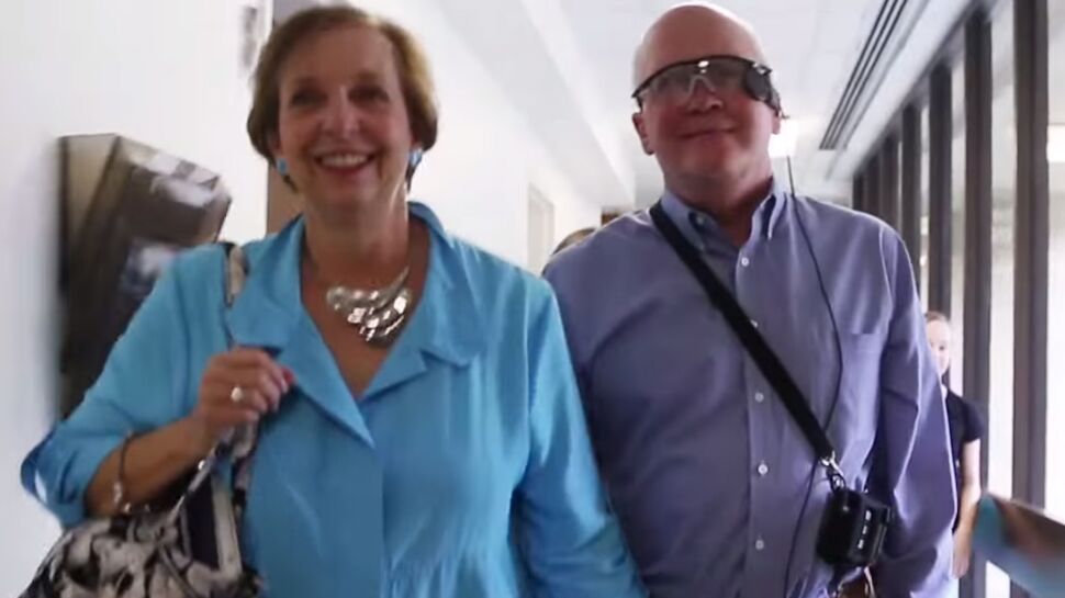 Aveugle depuis 30 ans, il revoit sa femme grâce à un œil bionique (vidéo)