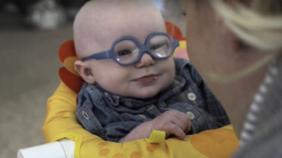 Ce bébé malvoyant découvre le visage de sa maman pour la première fois