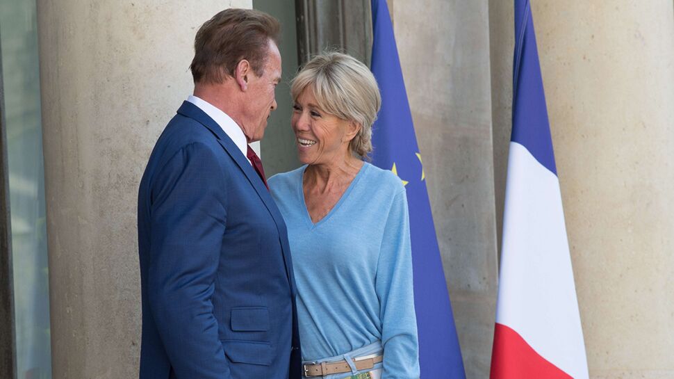 Photos - Brigitte Macron accueille Arnold Schwarzenegger comme un vieil ami en jean et pull