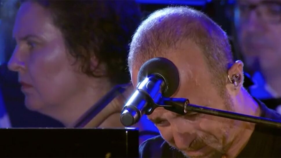 Vidéo – Calogero fond en larmes lors du concert en hommage aux victimes de l’attentat de Nice