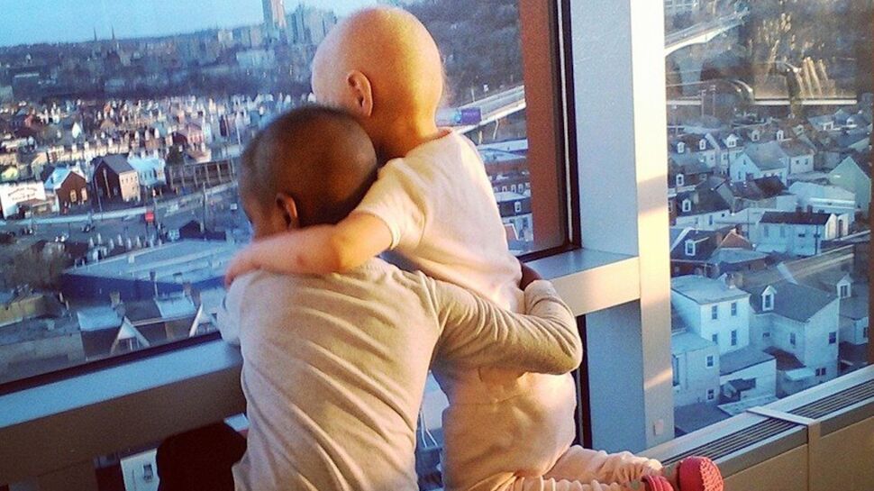 Deux fillettes atteintes de cancer : la photo qui émeut la toile
