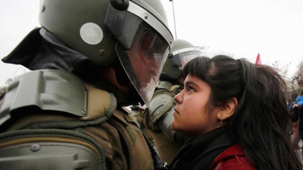 Chili: la photo d’une adolescente défiant la police fait le tour du Web