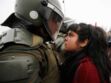 Chili: la photo d’une adolescente défiant la police fait le tour du Web