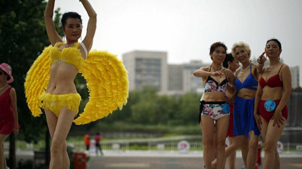 Chine : 500 quinquagénaires défilent en bikini