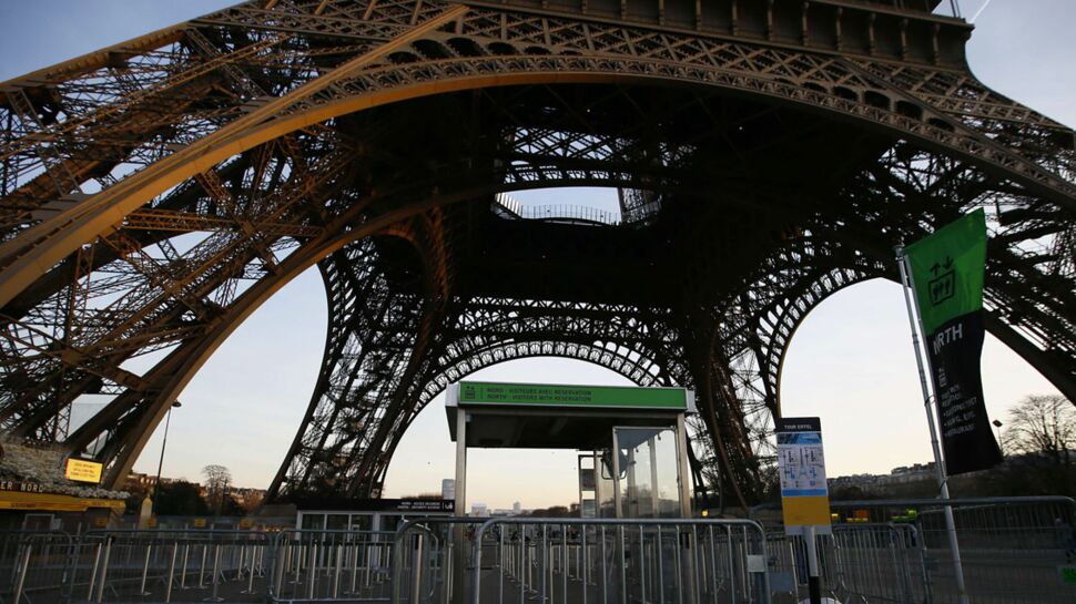 Une clôture pare-balles autour de la Tour Eiffel à l’automne 2017