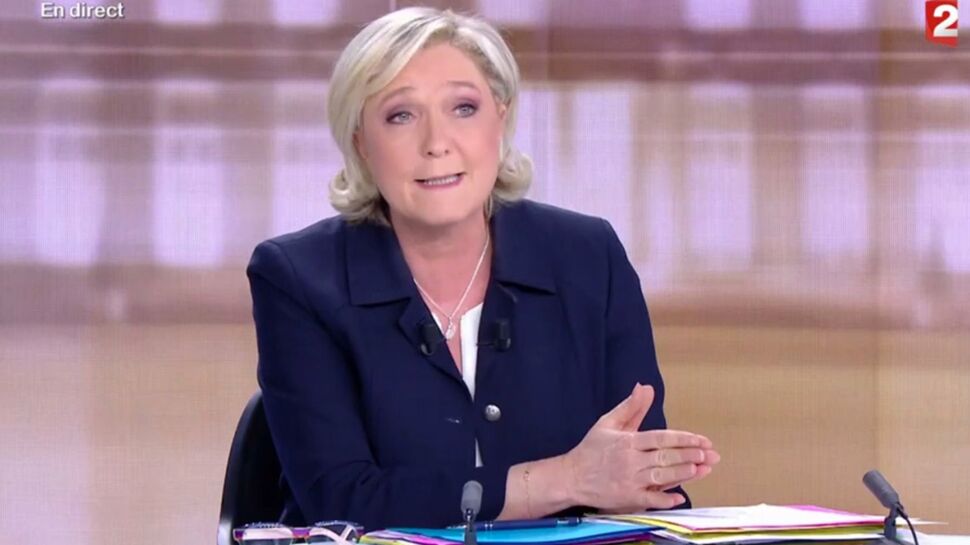 Que représente le pendentif de Marine Le Pen ?