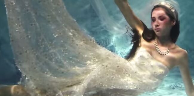 Vidéo : une créatrice organise un défilé de mode sous l’eau !