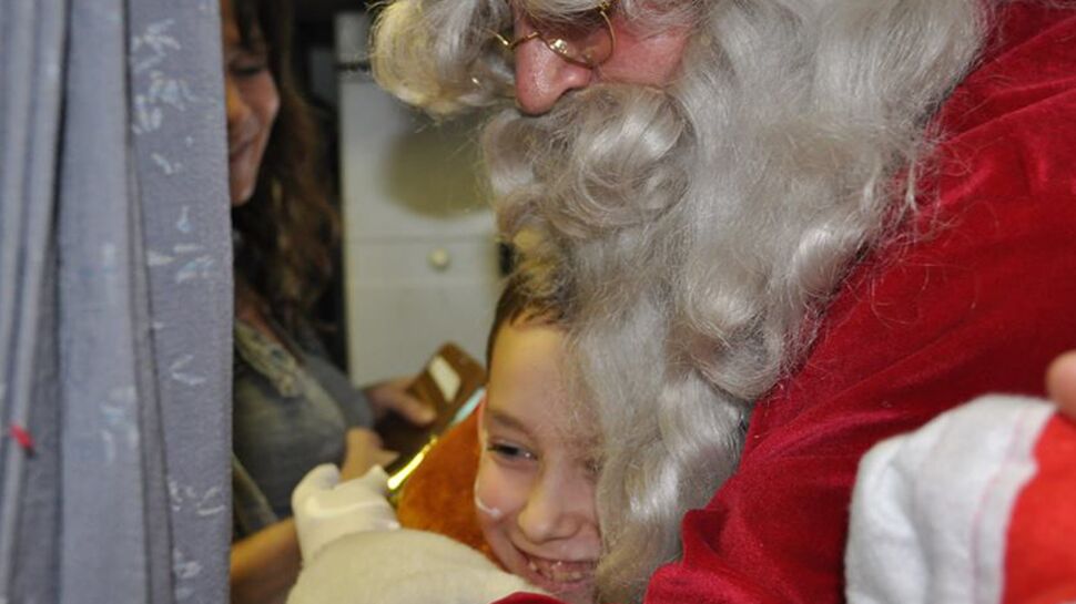 50 enfants malades rencontrent le père Noël dans l’avion !