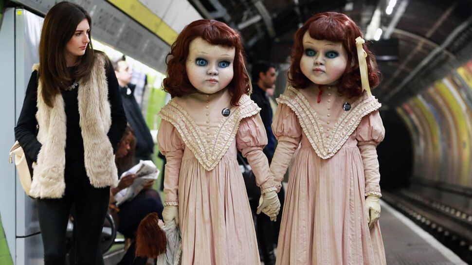 Photos : Que font ces poupées en porcelaine terrifiantes dans les rues de Londres ?