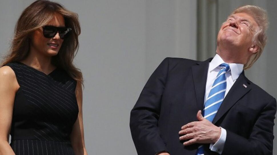 Donald Trump regarde l'éclipse solaire sans lunettes de protection