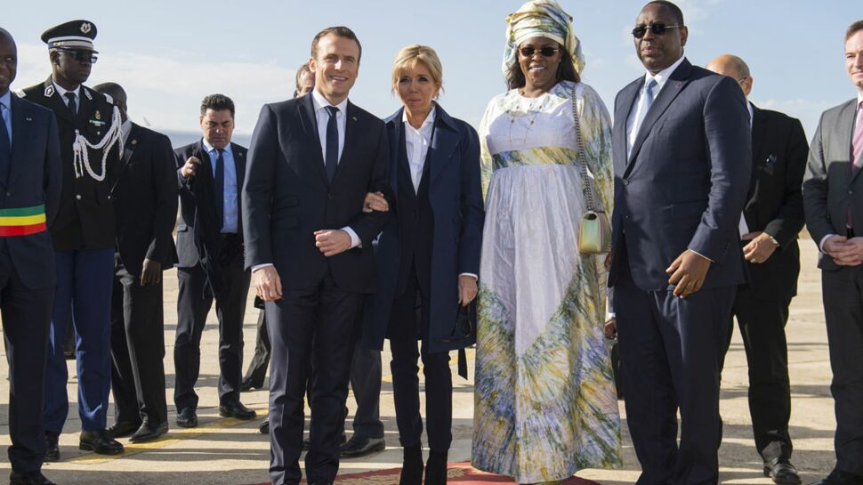 Photos - Emmanuel et Brigitte Macron s'offrent un bain de foule au Sénégal