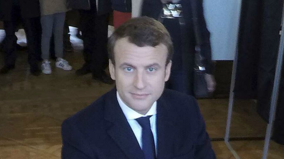 Photos - Emmanuel Macron : Brigitte et sa famille au grand complet pour aller voter