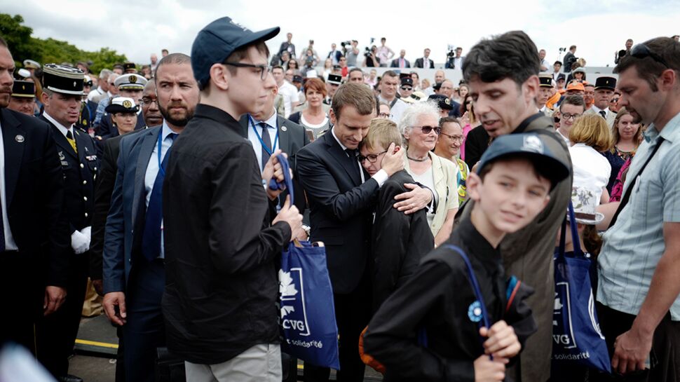 Vidéo - Emmanuel Macron console un pupille de la Nation en larmes