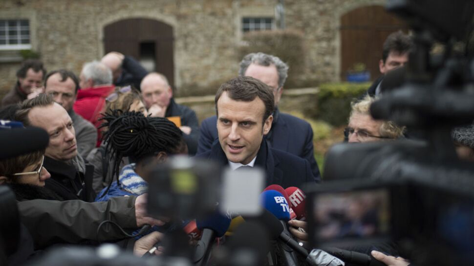 Photo: Emmanuel Macron, en campagne, un porcelet dans les bras