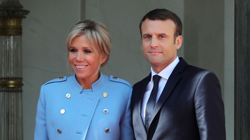Découvrez quelle chanson d’amour Emmanuel Macron joue à Brigitte au piano