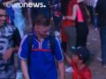 Euro 2016 : un mini supporter portugais réconforte un Français en larmes