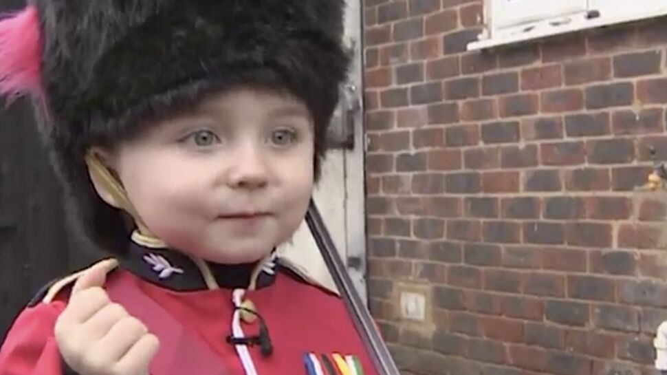VIDEO - Adorable : un garde royal britannique réalise le rêve d’un petit garçon