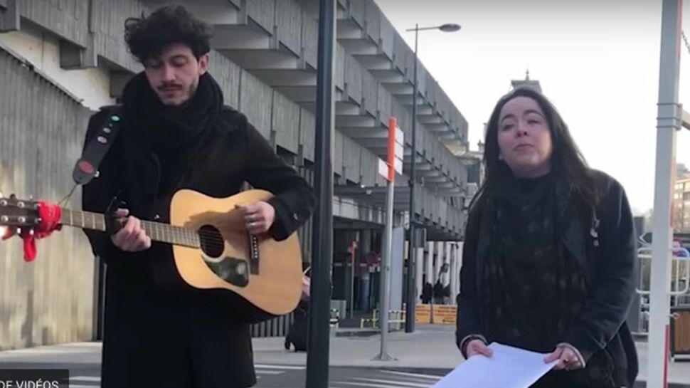Grève de la SNCF: "Moi, je comprends pas ça" chante une Américaine coincée à la gare de Toulouse