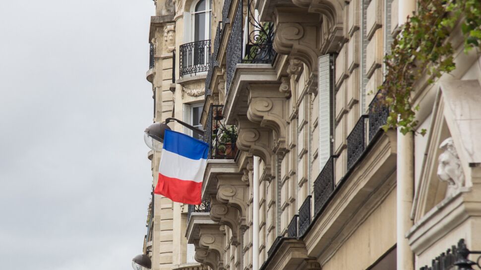 Drapeaux aux fenêtres et cérémonie aux Invalides: l'hommage national aux victimes des attentats