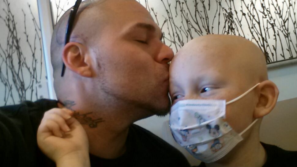 Il se tatoue le crâne par solidarité avec son fils, atteint de cancer