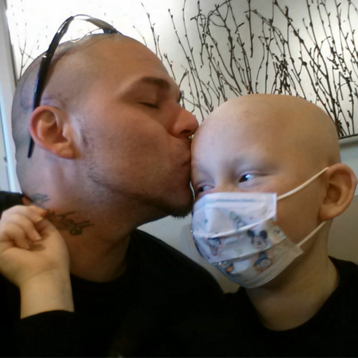 Il se tatoue le crâne par solidarité avec son fils, atteint de cancer :  Femme Actuelle Le MAG