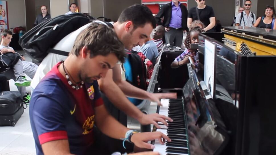 Vidéo : ils ne se connaissent pas mais improvisent sur un même piano dans une gare parisienne