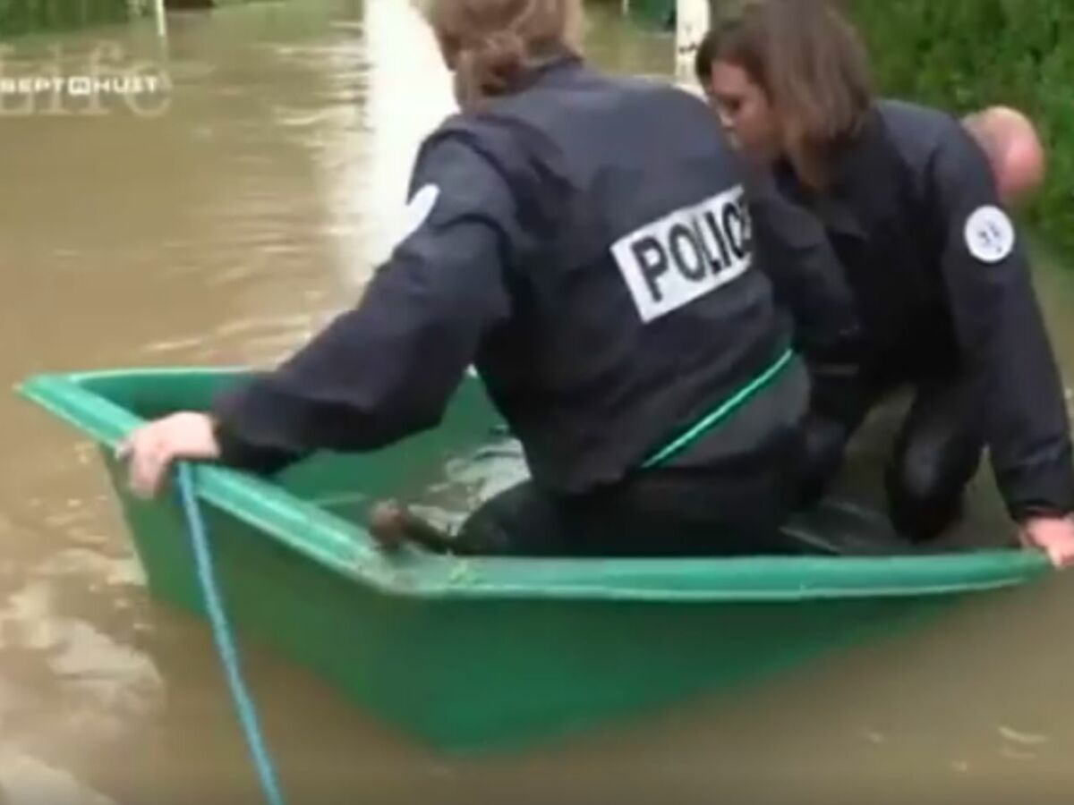 Inondations : trois policiers se mouillent vraiment pour secourir les  sinistrés : Femme Actuelle Le MAG