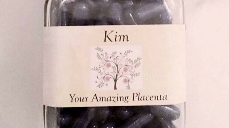 Kim Kardashian mange son placenta, et le recommande !