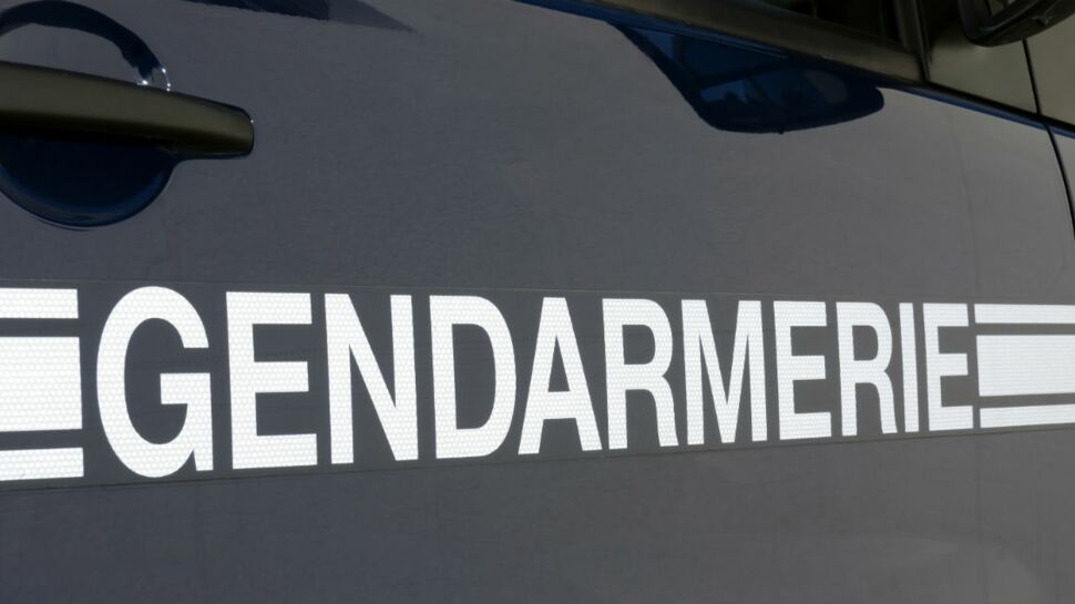 La gendarmerie intercepte un véhicule puis l'escorte jusqu'à la maternité