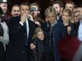 Brigitte Macron, toujours auprès de son époux.