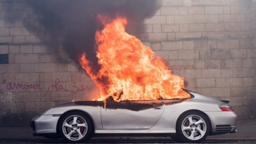 Porsche incendiée à Nantes : ils pensaient brûler une voiture de patron, le propriétaire est électricien