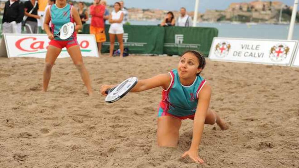 Les Réunionnaises Hoarau, championnes de France de beach tennis à Calvi