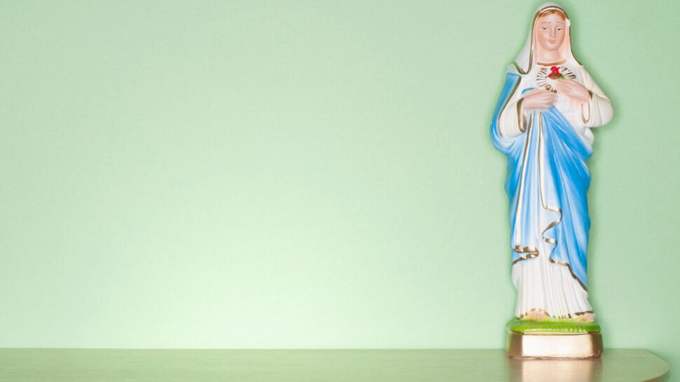 La Vierge Marie "enceinte jusqu’au cou" raconte son périple sur Twitter