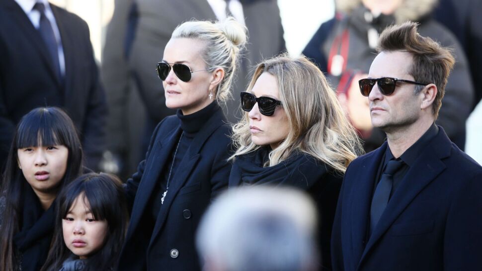 Photos - Laeticia Hallyday et ses filles en larmes dans les bras du couple Macron