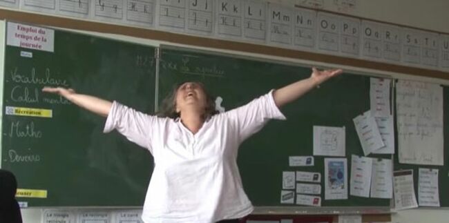 Libérée des livrets: la vidéo hilarante d'une institutrice qui parodie la Reine des neiges