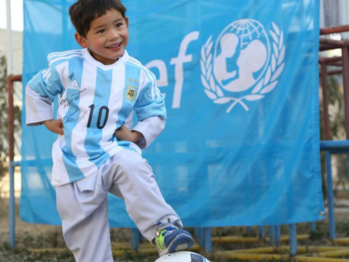 Photos : Lionel Messi réalise le rêve de l'enfant au maillot en